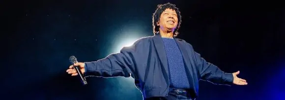 Djavan celebrou 50 anos de carreira em Salvador com artistas na plateia. Veja vídeos!