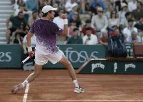 João Fonseca estreia com vitória em Roland Garros e avança à segunda rodada