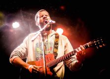 João Mendes apresenta samba de roda autoral em trama rítmica-melódica na Casa Rosa