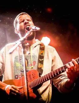 João Mendes apresenta samba de roda autoral em trama rítmica-melódica na Casa Rosa