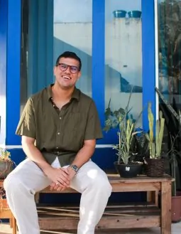 Léo Rocha estreia em carreira solo com o álbum “Um Tanto de Tudo Que Vejo”