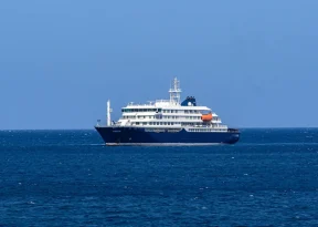 Mistério em alto-mar: mortes e vírus raro colocam cruzeiro internacional sob alerta