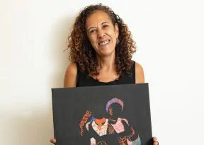 Regina Miranda ativa herança cultural afro-diaspórica em exposição na capital baiana