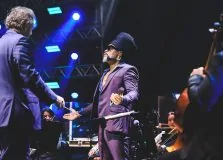 Carlinhos Brown e Orquestra Ouro Preto encontram linguagens sinfônicas e afro-brasileiras em “Afrossinfonicidade”