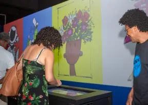 Exposição “Mundo Zira” segue em Salvador com livros, cores e imaginação
