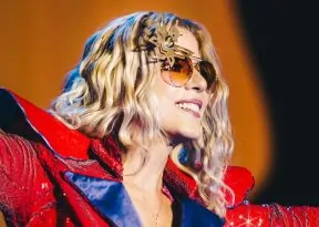 “Desconfio que voltaremos”, diz Paula Toller durante show do Kid Abelha em São Paulo