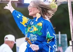 Claudia Leitte arrasta multidão e celebra a força do axé na Micareta da San