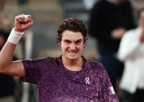 João Fonseca ganha mais uma e se classifica às quartas de Roland Garros