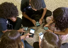 Lei que restringe uso de celulares é adotada por maioria das escolas; aponta pesquisa