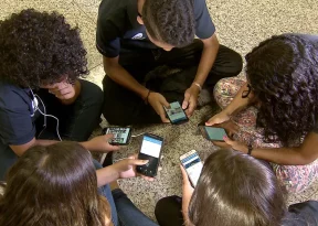 Lei que restringe uso de celulares é adotada por maioria das escolas; aponta pesquisa