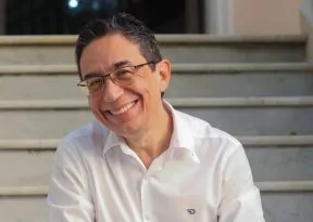 Marcus Vinicius Rodrigues ministra oficina de criação de contos em Salvador