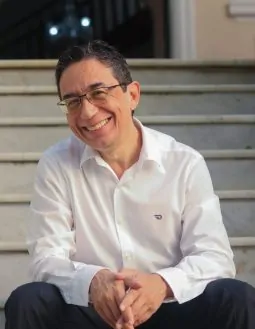 Marcus Vinicius Rodrigues ministra oficina de criação de contos em Salvador