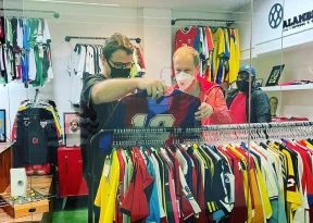 Marketplace brasileiro abriga maior coleção de camisas de futebol do mundo