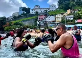 Praia da Preguiça vai receber jornada imersiva com canoa polinésia e boxe