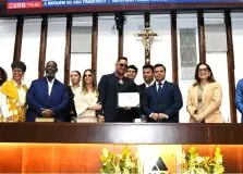 Xanddy Harmonia é condecorado com Comenda 2 de Julho em Salvador