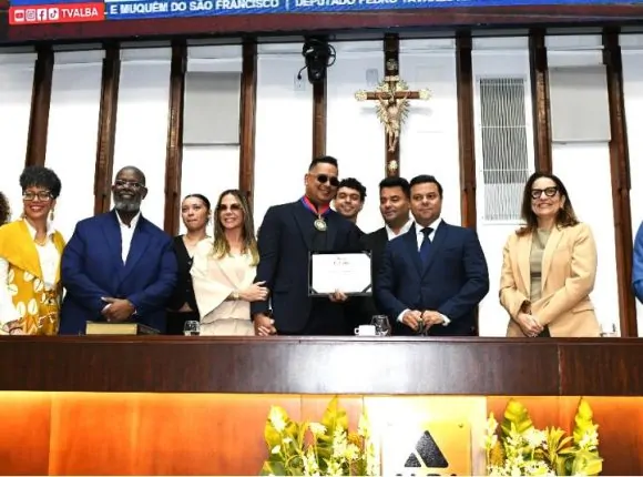 Xanddy Harmonia é condecorado com Comenda 2 de Julho em Salvador