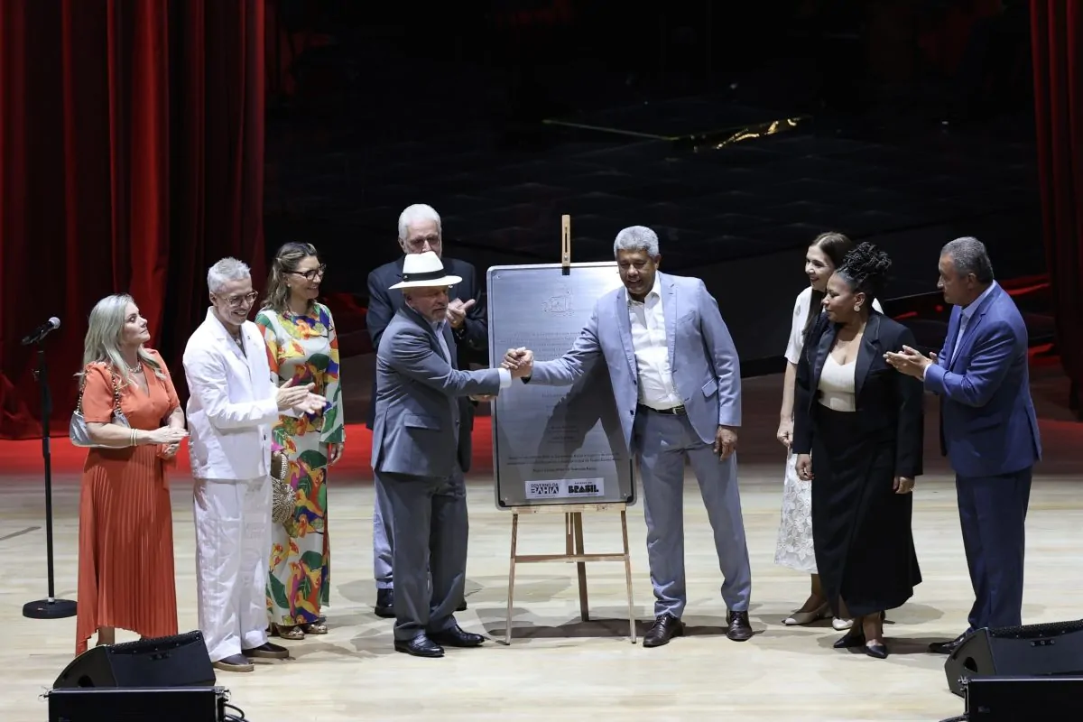 Lula e Jerônimo com autoridades no TCA