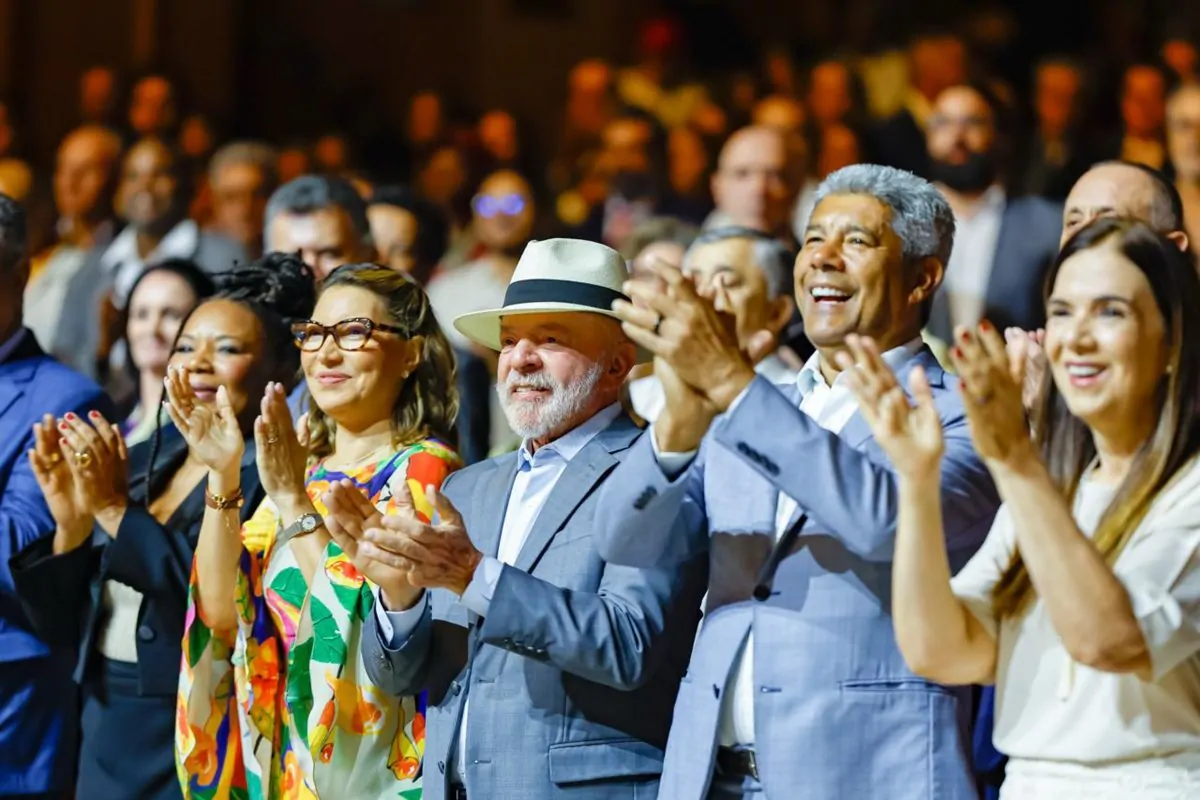 Lula e Jerônimo com autoridades no TCA