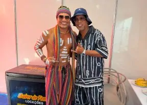Ronaldinho Gaúcho visita camarim da Timbalada antes de show na Feijoada do Siriguela