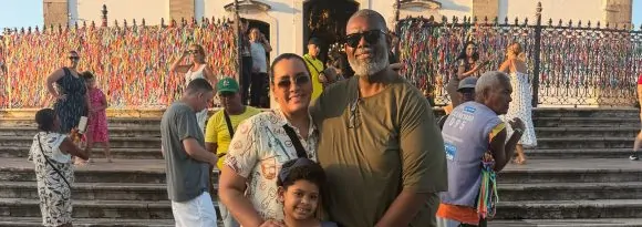 Acompanhado da família, Péricles desembarca em Salvador para pausa rápida na agenda