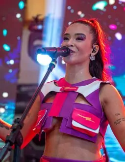 Alice Moraes estreia como vocalista da Levada Louca e se prepara para show em Salvador