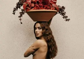 Anitta exalta Maria Bethânia ao falar sobre parceria em novo álbum: “uma honra e uma benção”