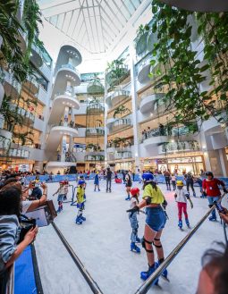 Pista de Gelo retorna ao Shopping Barra e promete animar o feriado da Independência da Bahia