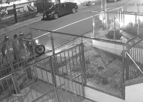 Câmeras registram assalto a casal em frente a condomínio na Graça, em Salvador