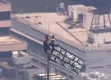 Casal escala topo do Empire State, faz protesto por paz e termina ação com pedido de casamento