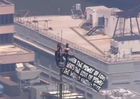 Casal escala topo do Empire State, faz protesto por paz e termina ação com pedido de casamento