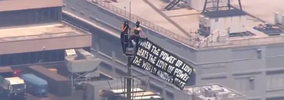 Casal escala topo do Empire State, faz protesto por paz e termina ação com pedido de casamento