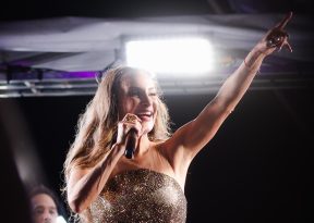 Claudia Leitte arrasta multidão no Fortal e chama atenção ao retocar maquiagem sem parar de cantar