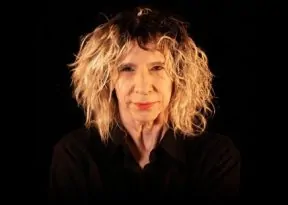 Denise Stoklos desembarca em Salvador com o espetáculo “Dalton Trevisan, que tinha um cachorro”