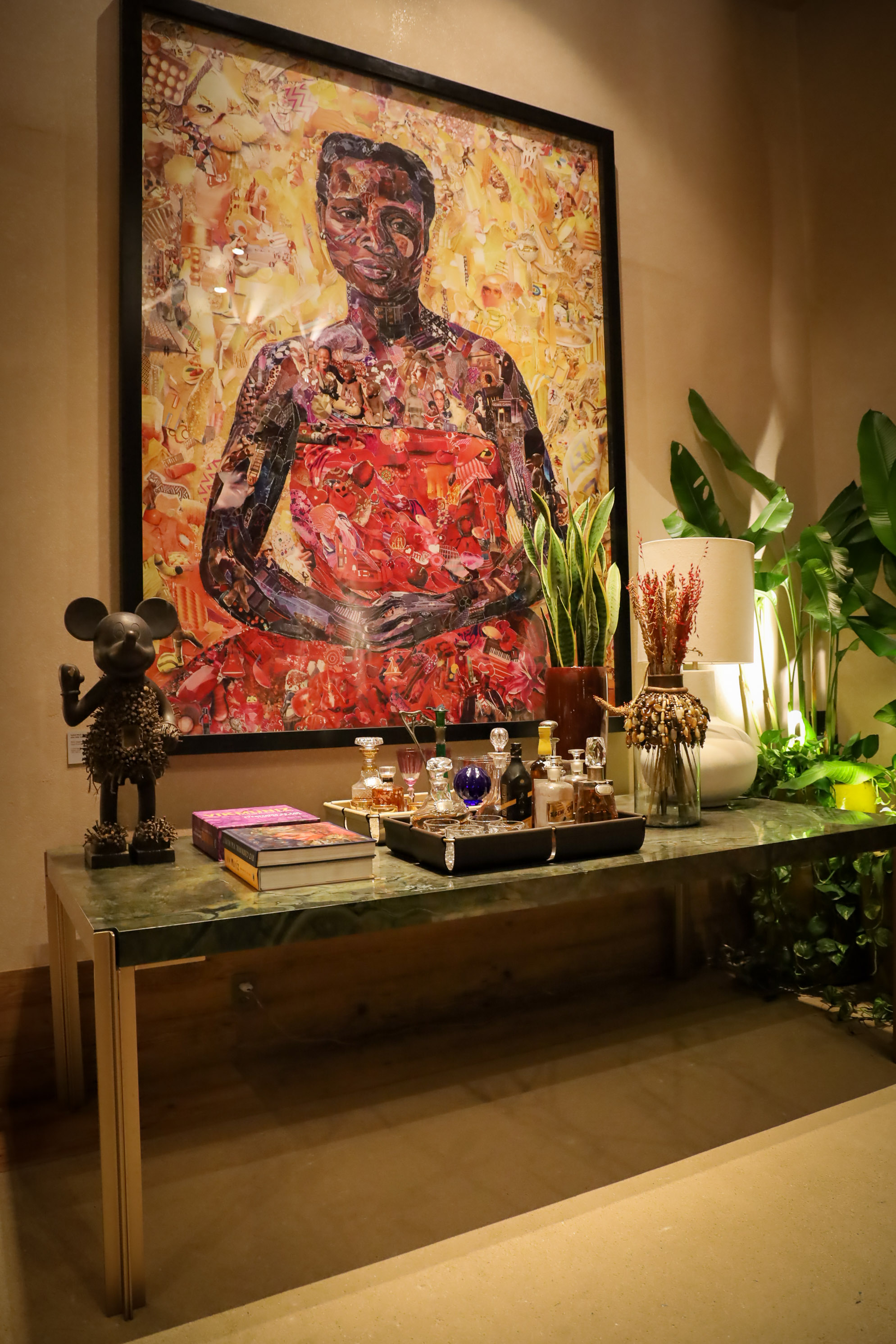 Ambiente assinado por Marlon Gama inspirado na trajetória e na obra de Vik Muniz