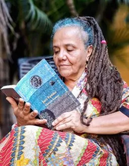 Gleciara Ramos relança livro com contos inspirados nos mitos amazônicos sobre a lua, em Salvador