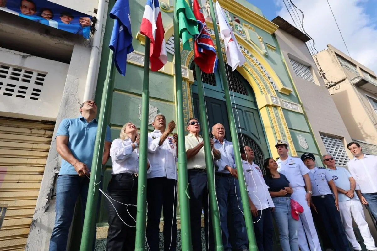 Hasteamento das bandeiras no Largo da Lapinha