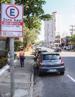 Salvador avalia desconto na Zona Azul para carros elétricos e híbridos