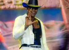 Léo Santana mistura piseiro e pagodão em novo single “Eu Me Apaixonei”