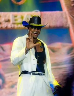 Léo Santana mistura piseiro e pagodão em novo single “Eu Me Apaixonei”
