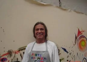 Livro celebra a trajetória do artista visual, Maninho, com compilado de obras e linguagens