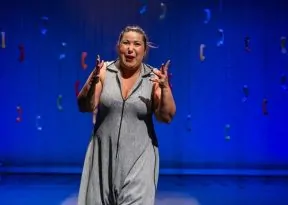 Mariana Xavier retorna a Salvador com comédia que aborda saúde mental, emoção e acolhimento