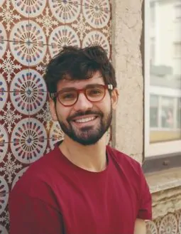 Matheus Peleteiro explora as contradições afetivas e o cotidiano da era digital em novo livro