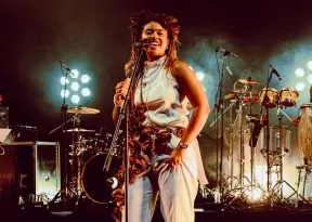 Melly apresenta o universo estético e conceitual de “Mais Forte que a Dúvida” com show em Salvador