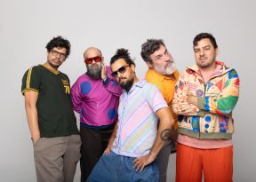 Mombojó celebra 25 anos de carreira com novo álbum e apresenta turnê em Salvador