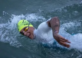 Nadadora baiana, Ana Marcela, finaliza travessia do Canal da Mancha com novo recorde Sul-Americano