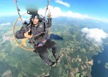 Piloto baiano de paramotor viraliza nas redes sociais com imagens aéreas de paisagens pelo Brasil