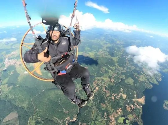 Piloto baiano de paramotor viraliza nas redes sociais com imagens aéreas de paisagens pelo Brasil
