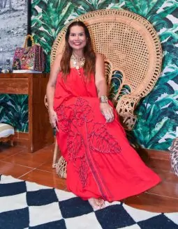 Thereza Priore transforma ato de vestir em experiência sensorial em nova coleção