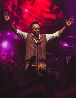 Thiaguinho com projeto “Bem Black” na Concha Acústica do TCA