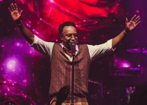 Thiaguinho confirma retorno a Salvador com projeto “Bem Black” na Concha Acústica